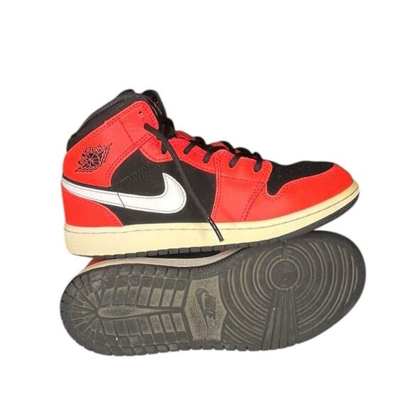 ***SOLD*** Nike Air Jordan 1 Retro Mid GS Black Infrared Red 23 Size 4.5 B37 - Picture 5 of 6